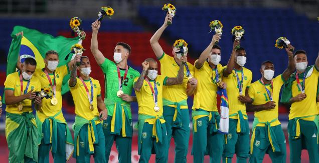 שחקני נבחרת ברזיל עם מדליית הזהב (רויטרס)