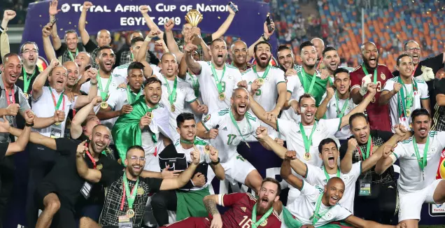 שחקני נבחרת אלג'יריה חוגגים זכייה באליפות אפריקה (רויטרס)