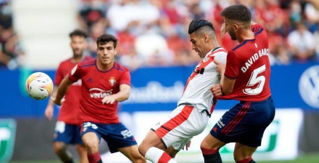 רדאמל פלקאו מנסה לשמור על הכדור (La Liga)