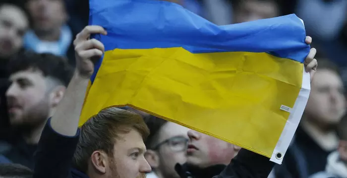 דגל אוקראינה ביציע (רויטרס)