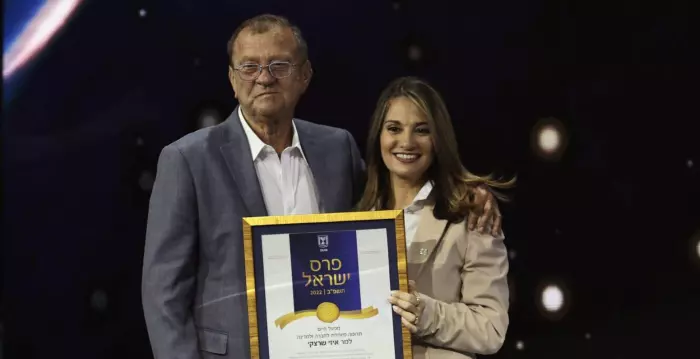 איזי שרצקי מקבל את פרס ישראל משרת החינוך יפעת שאשא ביטון (אורן בן חקון)