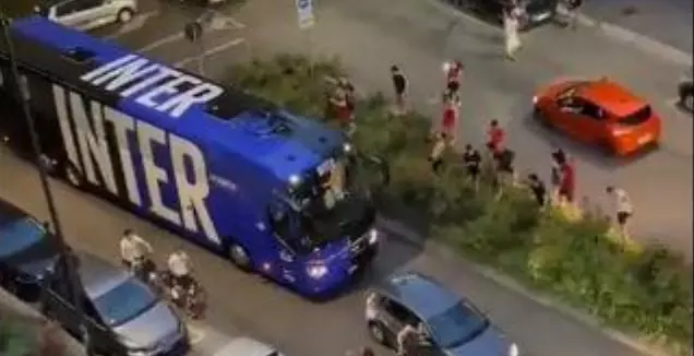 האוטובוס של אינטר נקלע לחגיגות (צילום מסך)