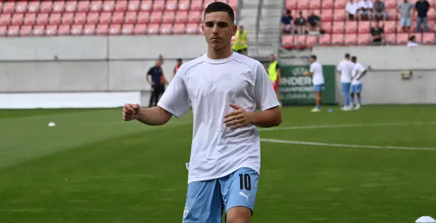 Oscar Gluch warms up (Reuven Schwartz)