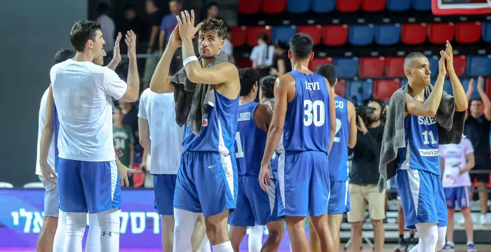 שחקני נבחרת ישראל מודים לקהל (לילך וויס-רוזנברג)