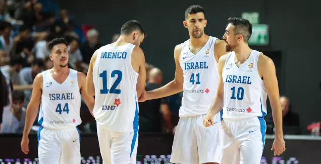 שחקני נבחרת ישראל מאוכזבים (איציק בלניצקי)