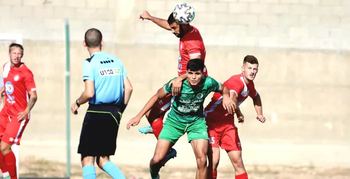שחקני באקה וכפר כנא נלחמים על הכדור  (חג'אג' רחאל )
