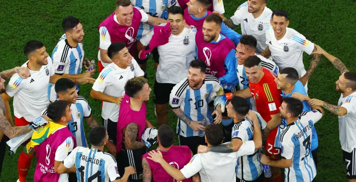 שחקני ארגנטינה מקיפים את מסי (רויטרס)