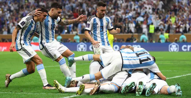 שחקני נבחרת ארגנטינה בטירוף אחרי השער של מסי (רויטרס)