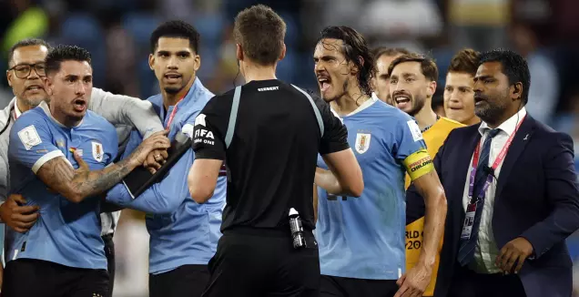 שחקני נבחרת אורוגוואי מתנפלים על השופט דניאל זיברט (רויטרס)