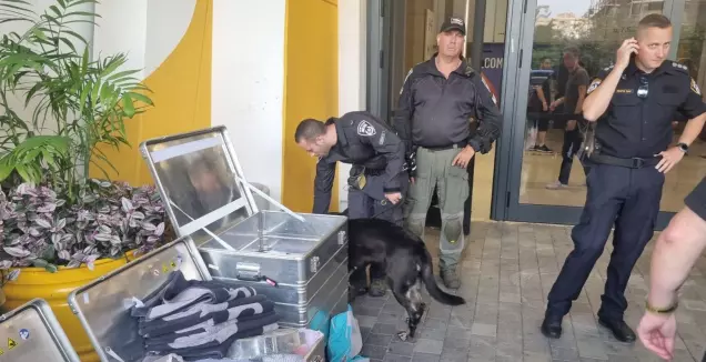 כלב משטרה בודק את הציוד של הפועל תל אביב  (גיא גבע)