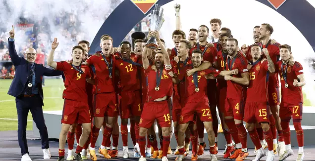 נבחרת ספרד עם גביע האומות (רויטרס)
