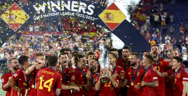 שחקני ספרד עם הגביע (רויטרס)