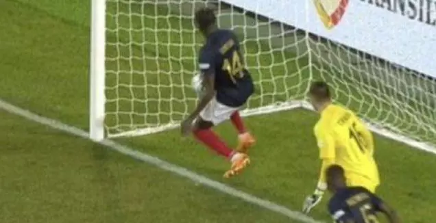 הכדור מאחורי קו השער במשחק בין צרפת לאיטליה ביורו הצעירות (צילום מסך)