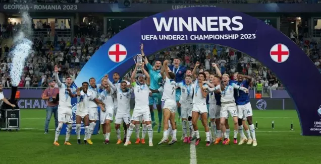 אנגליה מניפה גביע  (האתר הרשמי של אופ&qout;א)