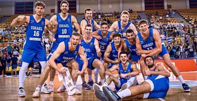 נבחרת העתודה של ישראל חוגגת  (FIBA.COM)