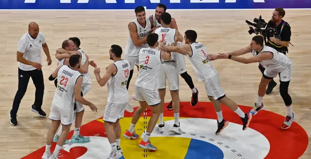 שחקני נבחרת סרביה חוגגים את ההעפלה לגמר (רויטרס)
