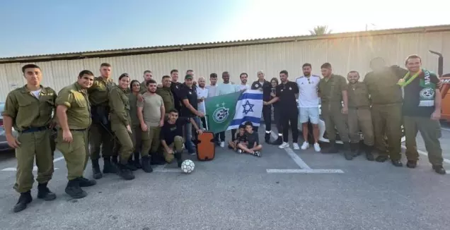 נציגי מכבי חיפה בבסיס חיל האוויר (האתר הרשמי של מכבי חיפה)