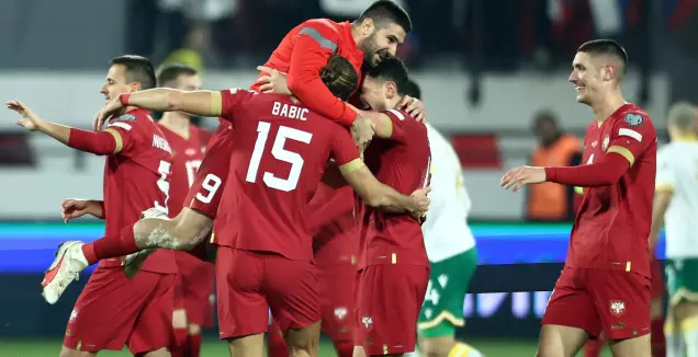 שחקני נבחרת סרביה חוגגים עלייה ליורו (רויטרס)