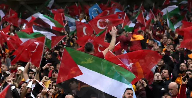 דגלי פלסטין ביציעי גלאטסראיי (רויטרס)