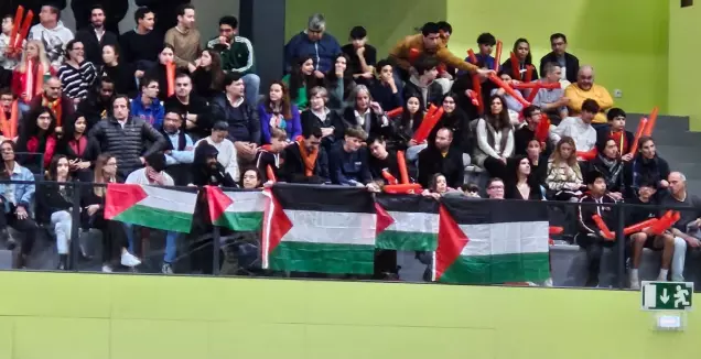 דגלי פלסטין באולם  (איגוד הכדורסל)