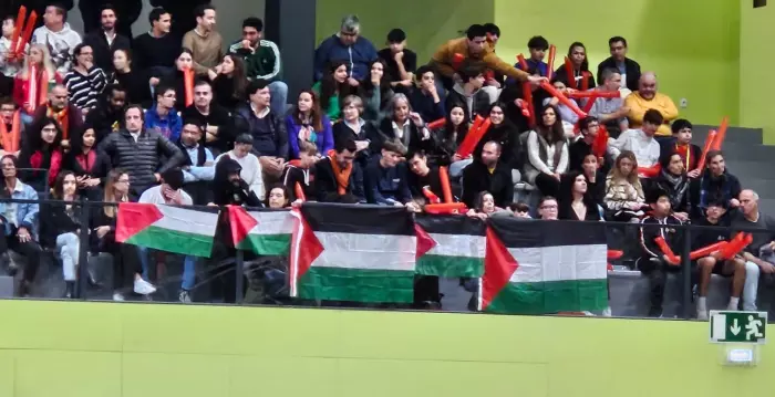 דגלי פלסטין באולם  (איגוד הכדורסל)