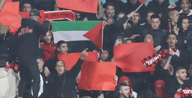 דגל פלסטין ביציע אוהדי א.א פאחם (עמרי שטיין)