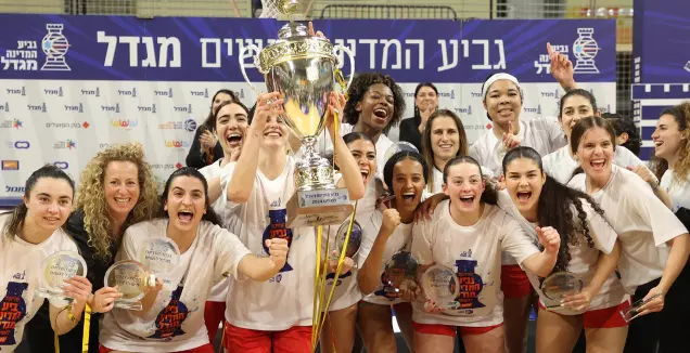 הפועל לב ירושלים מניפה את גביע המדינה בכדורסל נשים (לילך וויס-רוזנברג)