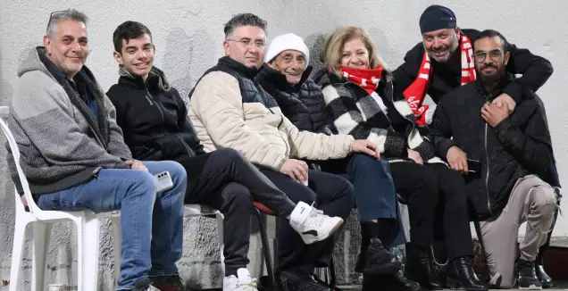 בני רגב עם הכובע הלבן, חברים ומשפחה באצטדיון לוד  (יונתן גינזבורג)