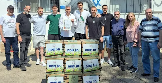 שחקני מכבי חיפה באריזת חבילות המזון  (אדיר נאור)