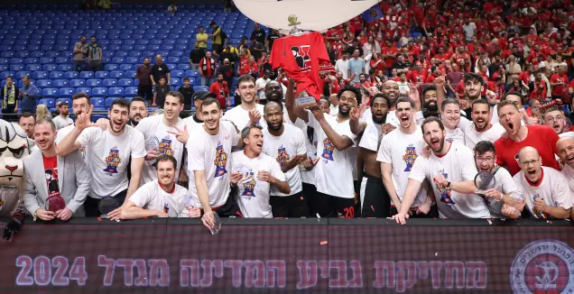 שחקני הפועל ירושלים מניפים את גביע המדינה (רדאד ג'בארה)