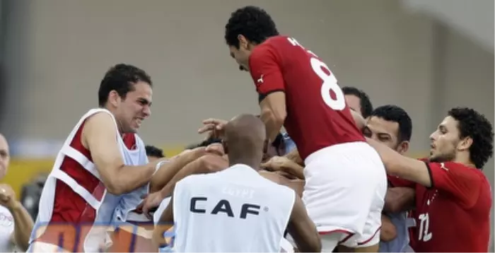 שחקני מצרים חוגגים ניצחון על ניגריה (רויטרס)